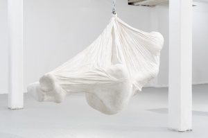 Agnes Lammert, Schwere, 2013, Gips und Stahl, 130x130x70 cm, Credits Daniel Beyer