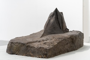 Agnes Lammert, Obdach, 2016, Bronze, 38 x 70 x 45 cm, Credits Daniel Beyer